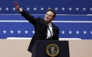 Os gestos de Elon Musk no pódio durante a posse de Donald Trump em Washington geraram comparações online com uma saudação nazista. (foto da Reuters)